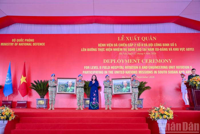 Phó Chủ tịch nước Võ Thị Ánh Xuân tặng bức tranh “Bác vẫn cùng chúng cháu hành quân” cho 2 đơn vị.