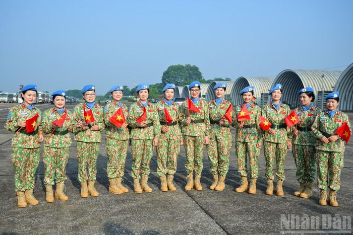Gia đình tiễn các chiến sĩ lên đường.