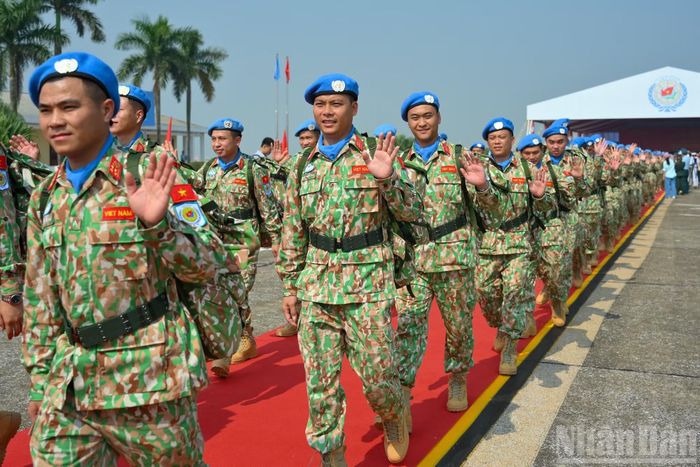 Bệnh viện dã chiến cấp 2 số 8 và Đội Công binh số 5 lên đường thực hiện nhiệm vụ.
