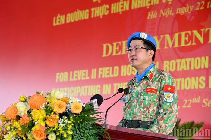 Thiếu tướng Phạm Mạnh Thắng, Cục trưởng Cục Gìn giữ hòa bình Việt Nam báo cáo công tác chuẩn bị cho Bệnh viện dã chiến cấp 2 số 8 và Đội Công binh số 5 lên đường thực hiện nhiệm vụ.