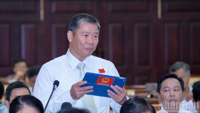 Đại biểu trao đổi, thảo luận tại hội trường sáng 22/9. (Ảnh: THẾ ANH)