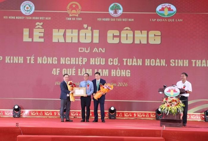 Đại diện lãnh đạo Bộ Nông nghiệp và Môi trường trao Bằng khen tặng Tập đoàn Quế Lâm. (Ảnh: NT)