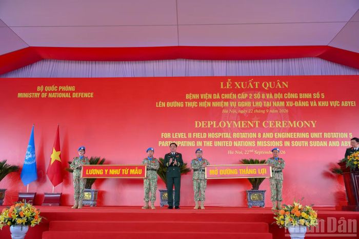 Thượng tướng Nguyễn Trường Thắng tặng quà và trao biểu tượng “Mở đường thắng lợi” cho Đội Công binh số 5, biểu tượng “Lương y như từ mẫu” cho Bệnh viện dã chiến cấp 2 số 8 trước khi lên đường làm nhiệm vụ.