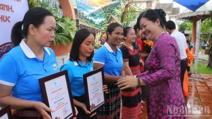 Chủ tịch Hội liên hiệp Phụ nữ thành phố trao chứng nhận cho hội viên tham gia gian hàng. (Ảnh: QT)