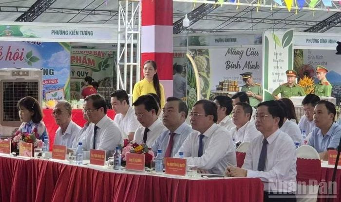 Lãnh đạo tỉnh Tây Ninh dự Lễ hội Nông sản đặc trưng và sản phẩm OCOP tỉnh Tây Ninh lần thứ I năm 2026.