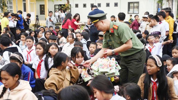 Trao tặng các em những phần quà Trung thu. (Ảnh: Ban Thanh niên Công an)
