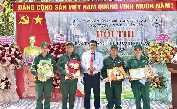 Đồng chí Nguyễn Ngọc Cẩm, Tổng Giám đốc Công ty Cổ phần Cao su Điện Biên trao danh hiệu Kiện tướng cho 4 công nhân. (Ảnh: LÊ LAN)