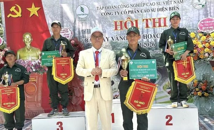 Đồng chí Nguyễn Công Tám, Chủ tịch Hội đồng quản trị Công ty Cổ phần Cao su Điện Biên trao giải nhất cuộc thi cho công nhân Mùa A Sùng. (Ảnh: LÊ LAN)