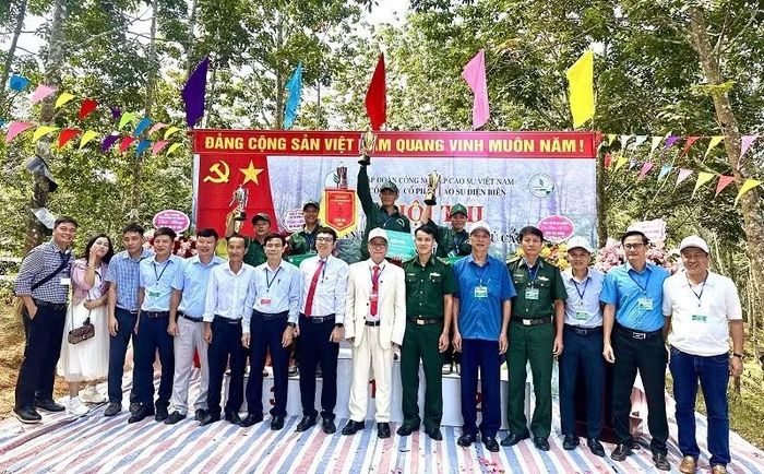 Đại biểu chúc mừng các thí sinh đoạt giải tại cuộc thi. (Ảnh: LÊ LAN)