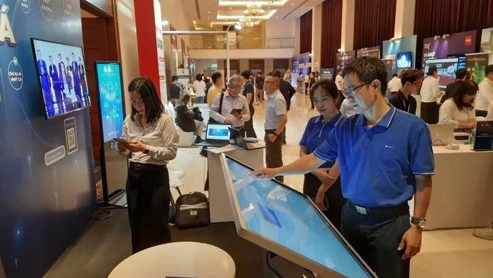 Khách tìm hiểu các giải pháp chuyển đổi số được trưng bày tại Thành phố Hồ Chí Minh. (Ảnh: CTV)