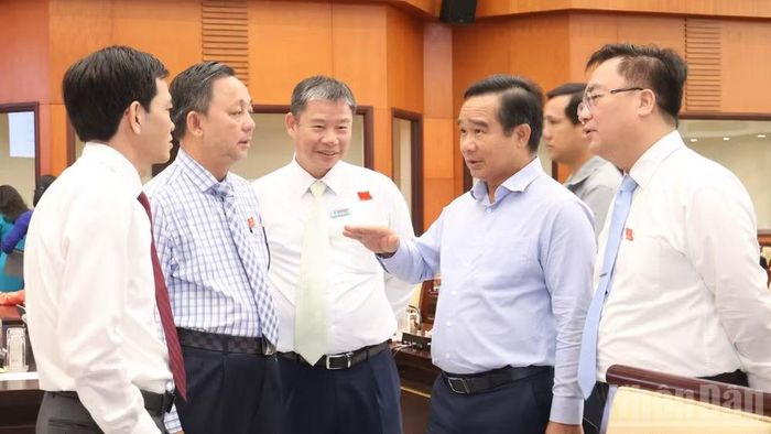 Các đại biểu trao đổi tại kỳ họp. (Ảnh: VƯƠNG LÊ)