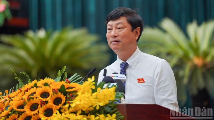 Đồng chí Võ Văn Minh, Ủy viên Trung ương Đảng, Chủ tịch Hội đồng nhân dân Thành phố Hồ Chí Minh phát biểu tại kỳ họp. (Ảnh: THẾ ANH)