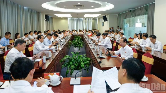 Các đại biểu tham dự thảo luận tổ tại kỳ họp. (Ảnh: THẾ ANH)