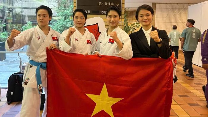 Bộ ba Nguyễn Ngọc Trâm, Bùi Ngọc Nhi và Hoàng Thị Thu Uyên mang về Huy chương Vàng đầu tiên. (Ảnh: BÙI LƯỢNG)
