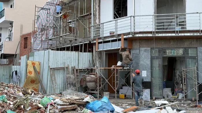 Nhà cửa được chỉnh trang, thay đổi rõ rệt bộ mặt đô thị sau 2 năm thành phố đầu tư xây dựng Dự án chỉnh trang bờ bắc kênh Đôi. (Ảnh: VÕ LÊ)