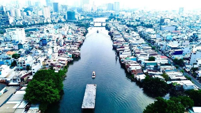 Nếu bờ nam được đầu tư đồng bộ, kênh Đôi có điều kiện trở thành một trục không gian đô thị hoàn chỉnh. (Ảnh: VÕ LÊ)