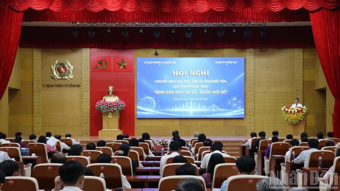 Phó Chủ tịch Ủy ban nhân dân thành phố Đồng Nai Lê Trường Sơn báo cáo kết quả bước đầu thực hiện nhiệm vụ đột phá phát triển khoa học-công nghệ, đổi mới sáng tạo và chuyển đổi số.