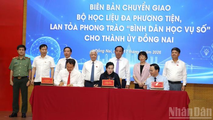 Lễ ký kết bàn giao Bộ học liệu đa phương tiện "Bình dân học vụ số" cho Thành ủy Đồng Nai.