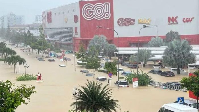 Mưa lớn kéo dài gây ngập lụt tại phường Tây Nha Trang tháng 11/2025. (Ảnh: VŨ TÂN)