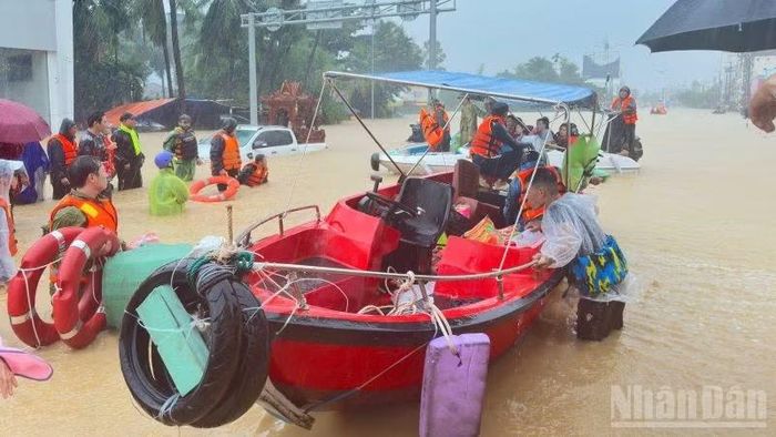 Cứu hộ người dân trong trận lũ lịch sử tháng 11/2025 tại phường Tây Nha Trang. (Ảnh: VŨ TÂN)