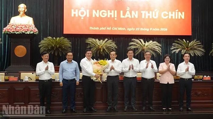 Đồng chí Trần Lưu Quang, Ủy viên Bộ Chính trị, Bí thư Thành ủy Thành phố Hồ Chí Minh và các đồng chí Thường trực Thành ủy chúc mừng đồng chí Nguyễn Sinh Nhật Tân. (Ảnh: LINH BẢO)