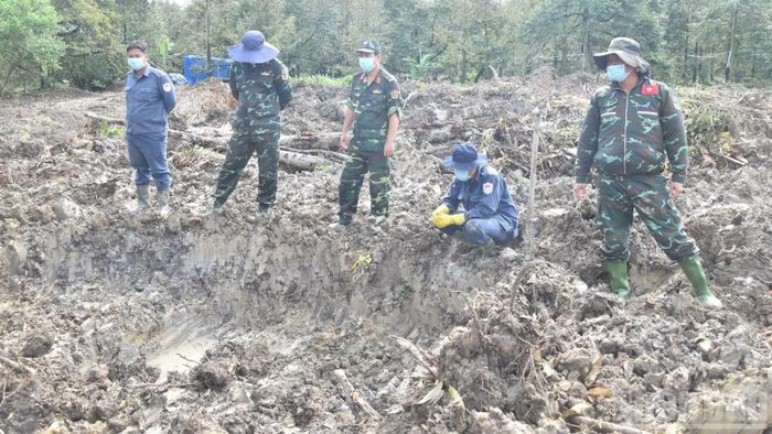 Lực lượng Đội K91 luôn theo dõi từng mảnh đất được xúc đưa lên. (Ảnh: NGUYỄN SỰ)