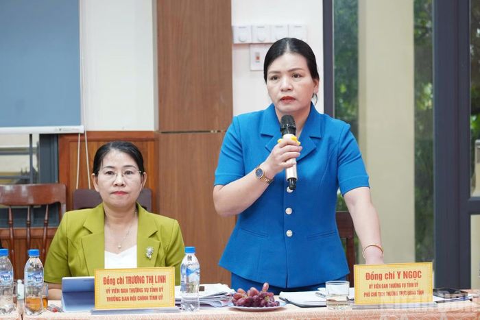 Ủy viên Ban Thường vụ Tỉnh ủy, Phó Chủ tịch Thường trực Ủy ban nhân dân tỉnh Quảng Ngãi Y Ngọc phát biểu ý kiến tại buổi làm việc. (Ảnh: HIỂN CỪ)