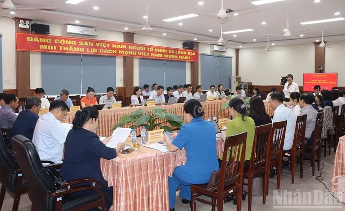 Quang cảnh buổi làm việc. (Ảnh: HIỂN CỪ)