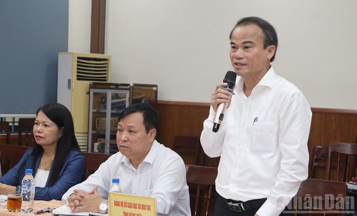 Bí thư Đảng ủy, Giám đốc Sở Giáo dục và Đào tạo Nguyễn Ngọc Thái báo cáo kết quả thực hiện nhiệm vụ chính trị của Đảng ủy Sở Giáo dục và Đào tạo. (Ảnh: HIỂN CỪ)