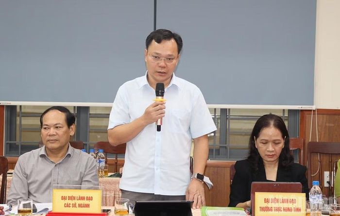 Lãnh đạo Sở Nội vụ phát biểu ý kiến tại buổi làm việc. (Ảnh: HIỂN CỪ)