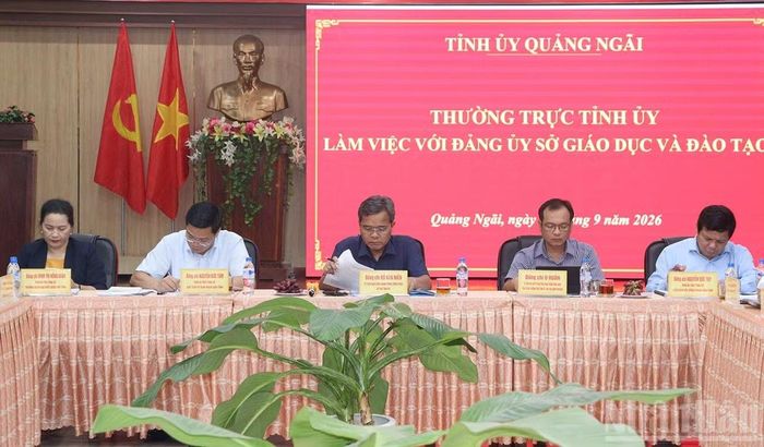 Các đồng chí Thường trực Tỉnh ủy Quảng Ngãi chủ trì buổi làm việc. (Ảnh: HIỂN CỪ)