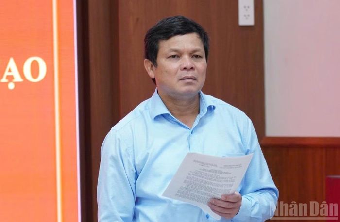 Phó Bí thư Tỉnh ủy, Chủ tịch Hội đồng nhân dân tỉnh Quảng Ngãi Nguyễn Đức Tuy phát biểu ý kiến tại buổi làm việc. (Ảnh: HIỂN CỪ)