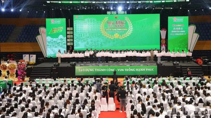 Trường đại học Đông Á trao hàng nghìn suất học bổng cho tân sinh viên. (Ảnh: ANH ĐÀO)
