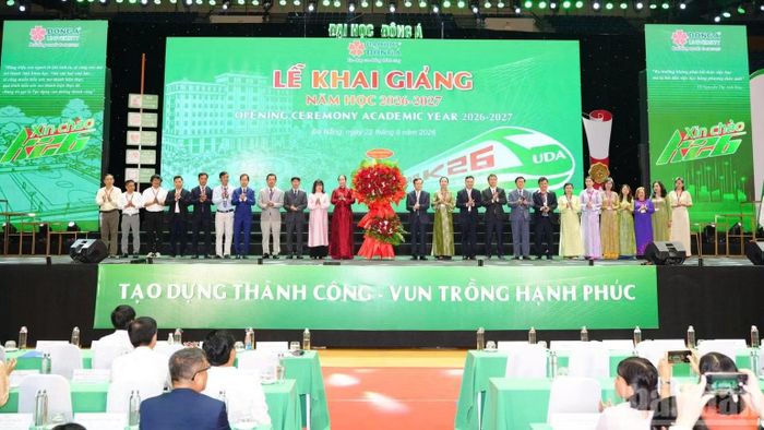 Phó Chủ tịch Ủy ban nhân dân thành phố Đà Nẵng Nguyễn Thị Anh Thi tặng hoa chúc mừng nhà trường. (Ảnh: ANH ĐÀO)