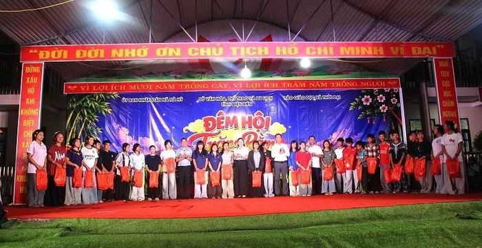 Đồng chí Trần Hải Hà, Giám đốc Sở Văn hóa, Thể thao và Du lịch tỉnh Điện Biên cùng đại diện chính quyền xã Nà Hỳ trao quà Trung thu tặng các cháu thiếu niên, nhi đồng. (Ảnh: LÊ LAN)