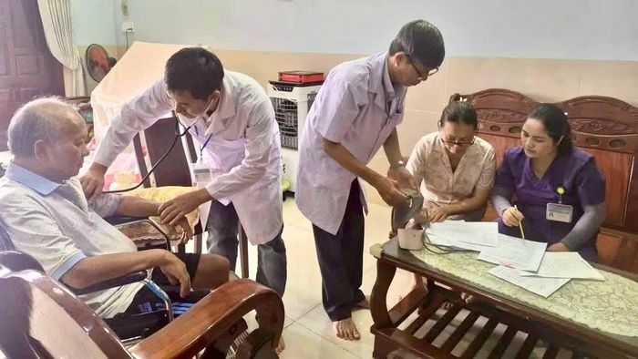 Phường Phước Thắng tổ chức khám lưu động tại nhà cho người cao tuổi. (Ảnh: Phường Phước Thắng)