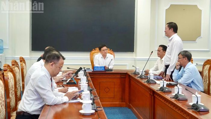 Đại diện các địa phương chia sẻ giải pháp chủ động triển khai khám sức khỏe tại cơ sở.