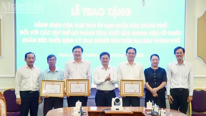 Đại diện các địa phương nhận Bằng khen của Chủ tịch Ủy ban nhân dân Thành phố Hồ Chí Minh. (Ảnh: KHANG ANH)