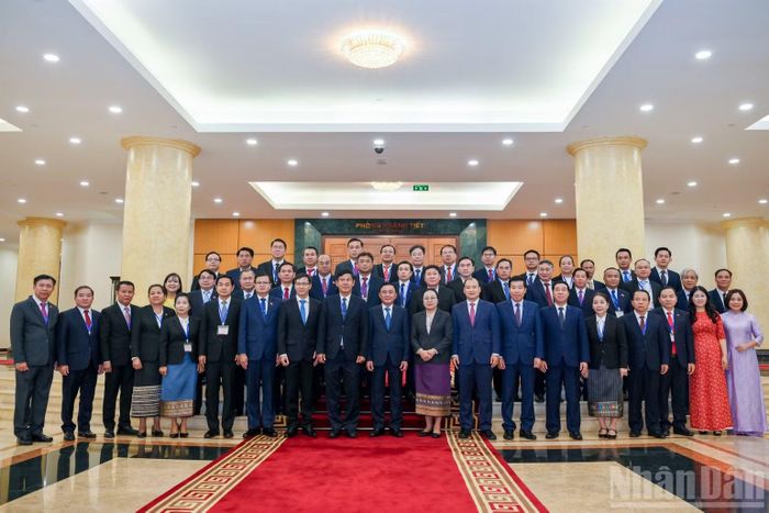 Thường trực Ban Bí thư Trần Cẩm Tú chụp ảnh kỷ niệm với Đoàn cán bộ cấp cao của Lào. (Ảnh: THẾ ĐẠI)