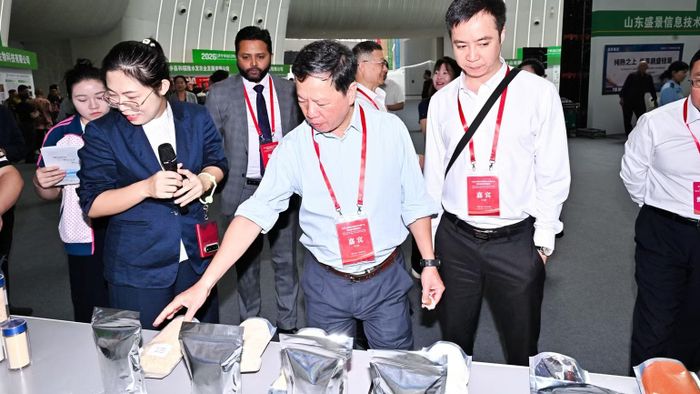 Tiến sĩ Đỗ Quang Tùng, Tham tán Nông nghiệp và Môi trường Việt Nam tại Trung Quốc cùng đại biểu các nước tham dự hội nghị, khảo sát các sản phẩm tỏi của Trung Quốc. (Ảnh: BTC)