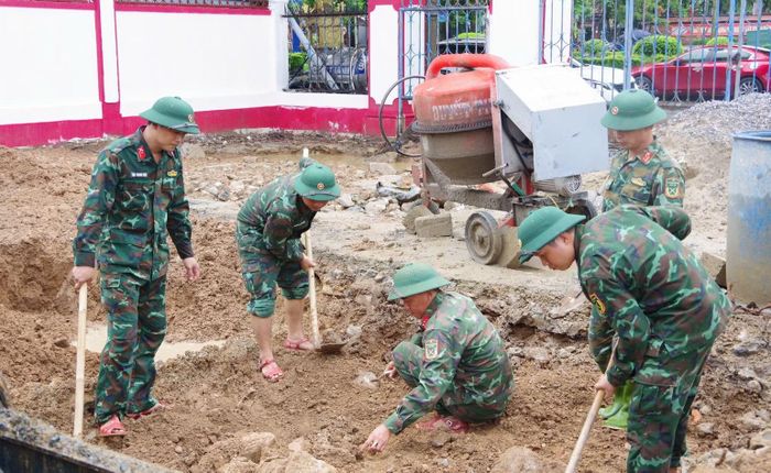 Lực lượng chức năng tiếp tục mở rộng phạm vi tìm kiếm hài cốt liệt sĩ tại khu phố Thành Cổ, phường Quảng Trị. (Ảnh: XUÂN DIỆN)