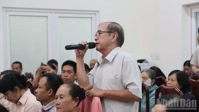 Cử tri đóng góp ý kiến. (Ảnh: VŨ TÂN)