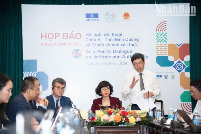 Theo ông Nguyễn Thanh Quang, việc UNESCO chính thức phê chuẩn cho Hà Nội hạ giải có kiểm soát 6 tòa nhà cũ trong vùng lõi di sản sau khi số hóa được đánh giá là mô hình điển hình, tạo tiền lệ chưa từng có trong lịch sử 50 năm của Công ước Di sản thế giới. (Ảnh: MINH DUY)