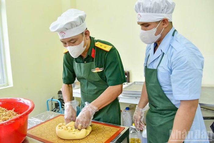 Những đôi tay vốn quen với thao trường, huấn luyện nay trở nên khéo léo, tỉ mỉ trong từng công đoạn làm bánh.