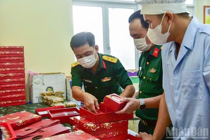 Mỗi chiếc bánh không chỉ mang hương vị của mùa trăng mà còn chứa đựng tình cảm, sự sẻ chia của cán bộ, chiến sĩ Trung đoàn Gia Định dành cho trẻ thơ.Qua hoạt động làm bánh Trung thu, hình ảnh người lính trong thời bình thêm gần gũi, gắn bó với cộng đồng, góp phần mang đến một mùa Trung thu ấm áp cho các em nhỏ.