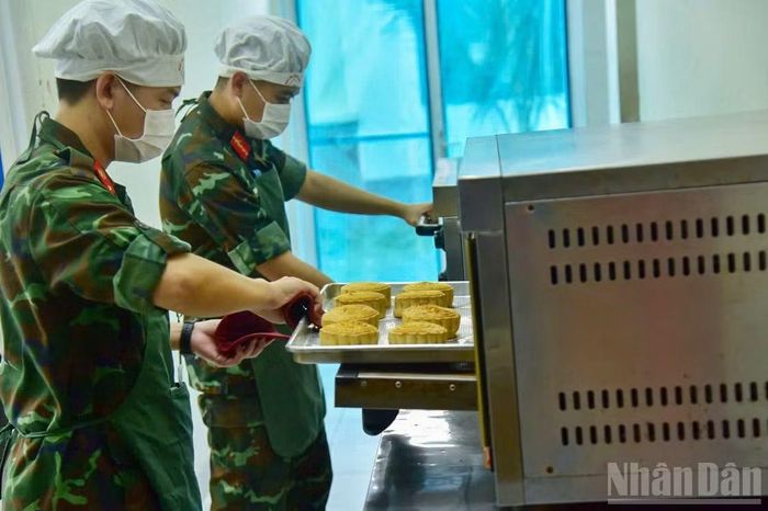 Những chiếc bánh sau khi nướng được kiểm tra kỹ trước khi đóng gói.