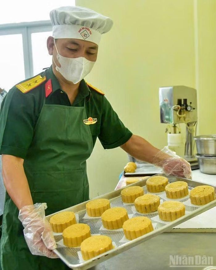 Những chiếc khuôn truyền thống được sử dụng để tạo hình cho bánh. Các chiến sĩ khéo léo ép khuôn, tạo nên những chiếc bánh vuông vức với nhiều hoa văn đẹp mắt.