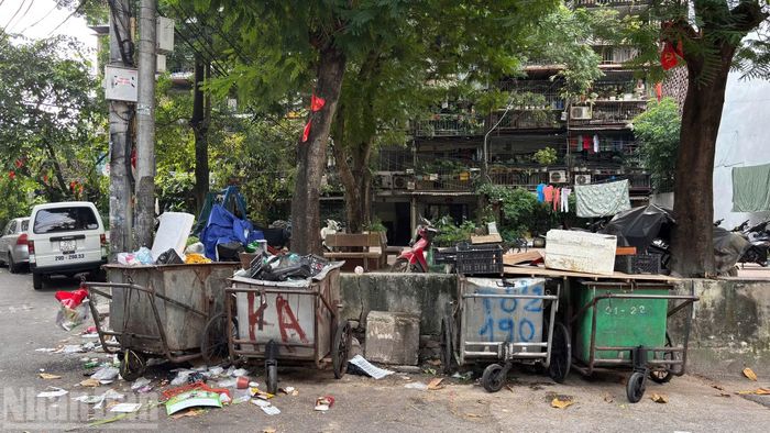 Rác thải tại các khu nhà chưa được xử lý hiệu quả, gây mất mỹ quan đô thị, ảnh hưởng đến môi trường sống của người dân.