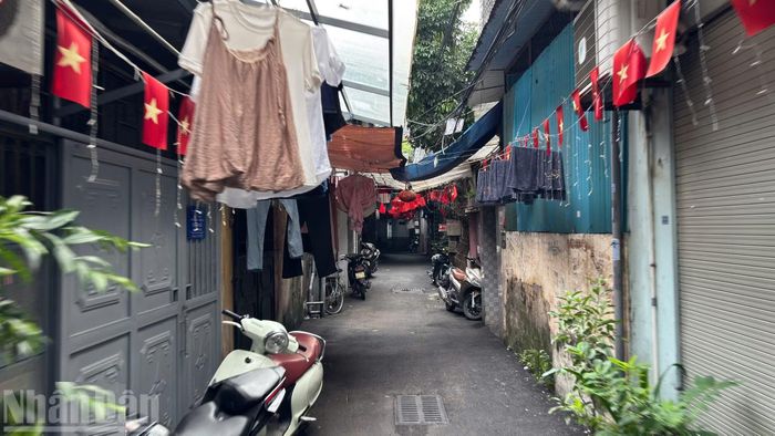 Do thiếu hầm gửi xe, phương tiện hiện lấn chiếm sát lối đi chung và cầu thang.