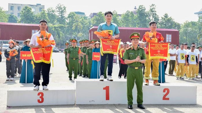 Kết thúc hội thi, Ban tổ chức trao giải Nhất toàn đoàn cho đội thi phường Tân Mai, giải Nhì cho đội thi xã Tân Kỳ và giải Ba cho đội thi xã Quỳnh Phú. (Ảnh: PT)
